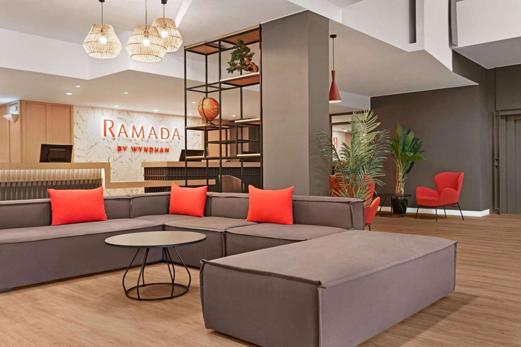 Ramada By Wyndham Valencia Almussafes Hotel Eksteriør billede