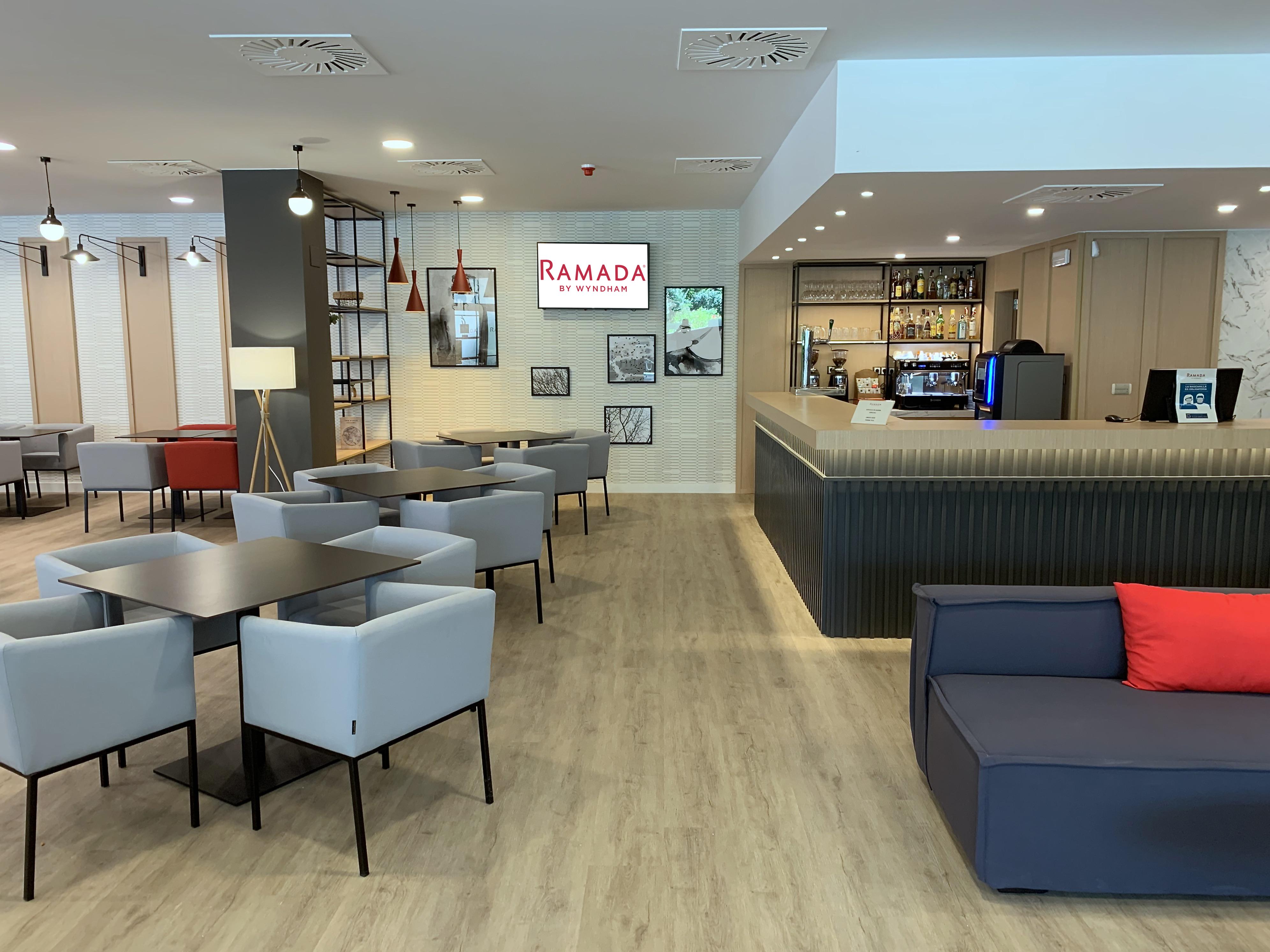 Ramada By Wyndham Valencia Almussafes Hotel Eksteriør billede